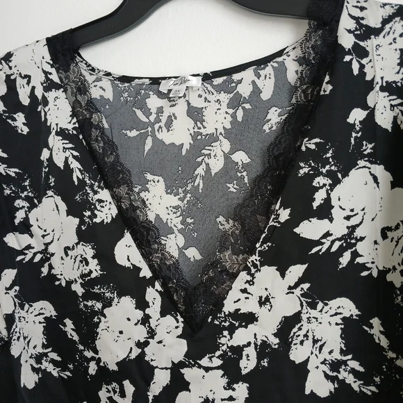 Tea Rose Womens Black Floral Blouse Size 3X Lace V Neck Trim Fluter Sleeve - Picture 5 of 10